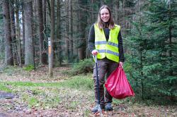 Rangerin Kristin Biebl und ihre Kollegen der Nationalparkwacht sammeln im Frühjahr und Herbst Müll entlang von Straßen im Schutzgebiet. (Foto: Nationalpark Bayerischer Wald)