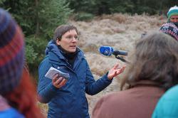 Nationalparkleiterin Ursula Schuster erklärt am 13. April allen Interessierten die Waldentwicklung im Falkensteingebiet. (Foto: Nationalpark Bayerischer Wald)
