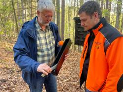 Ingo Brauer, Leiter der Nationalparkdienststelle Scheuereck (l.), und Martin Scholz, stellvertretender Leiter des Sachgebietes Wald- und Flächenmanagement, bei der Kontrolle einer Käferfalle.