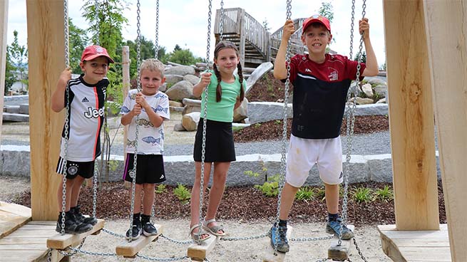 Der Spielplatz spricht Kinder allen Alters an und ist soweit möglich auch für Rollstuhlfahrer geeignet.