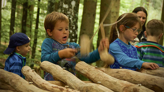 Junge Naturfreunde finden im Waldspielgelände zahlreiche Möglichkeiten zum Herumtoben.