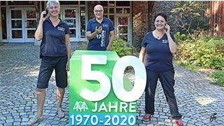 The National Park Guide Service team are standing in front of the Hans-Eisenmann-Haus