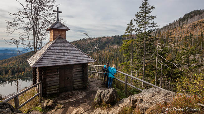 Ein besonders beliebter Aussichtspunkt liegt an der Rachelkapelle mit Blick auf den Rachelsee.