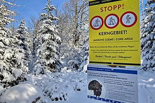 Schilder die auf das Kerngebiet, das Wegegebot und den Auerhuhnschutz hinweisen.
