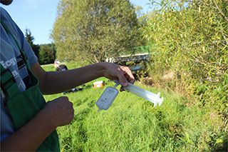 Filtern einer Wasserprobe zur Gewinnung von DNA