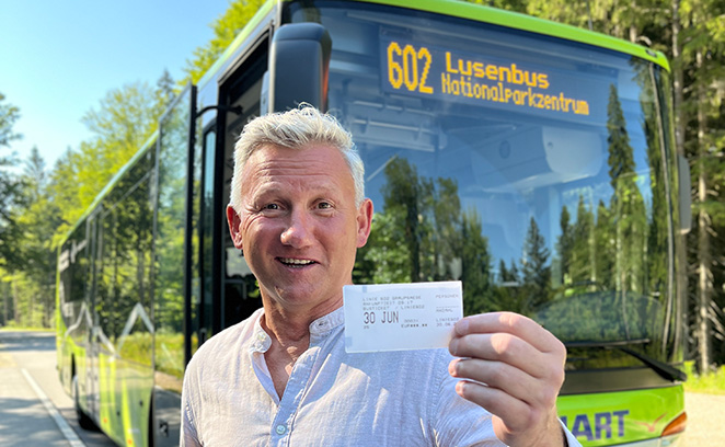 >Bürgermeister Alfons Schinabeck vor Lusenbus mit Busfahrschein