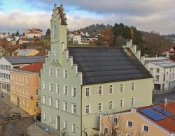 Mittlerweile ist die Nationalparkverwaltung in diesem denkmalgeschützten Gebäude am Grafenauer Stadtplatz untergebracht. Früher waren hier schon das Rathaus und das Amtsgericht angesiedelt. Foto: Gregor Wolf