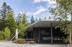 Mit Nachtraum, Wurzelgang und einer demnächst komplett erneuerten Dauerausstellung hat das Haus zur Wildnis bei Ludwigsthal jede Menge zu bieten. (Foto: Johannes Haslinger / Nationalpark Bayerischer Wald)