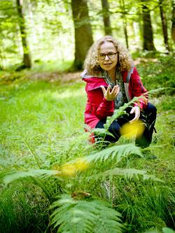 Lädt seit 15 Jahren zu meditativen Wanderungen ein: Gabriela Neumann-Beiler. (Foto: Daniela Blöchinger / Nationalpark Bayerischer Wald)