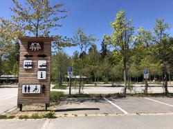 Der Parkplatz des Nationalparkzentrums Lusen ist nun auch wieder aus Spiegelau kommend ohne Umleitung erreichbar. Foto: Sandra Schrönghammer/Nationalpark Bayerischer Wald