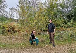 Lucas Eichmann und Alexa Friedl, die gerade ihr Freiwilliges Ökologisches Jahr im Nationalpark ableisten, helfen beim Bau des Weidentunnels im Pflanzen-Freigelände des Nationalparkzentrums Lusen. Foto: Amelie Lentner