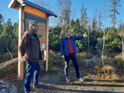 Bürgermeister Ernst Kandlbinder (rechts) und Nationalparkleiter Franz Leibl im geplanten Erweiterungsgebiet. Foto: Annette Nigl