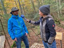 Journalistin Julia Reihofer hatte im Rahmen der Forschungspodcasts nicht nur Nationalparkmitarbeiter, sondern auch externe Experten wie Professor Rupert Seidl von der TU München vorm Mikrofon. Foto: Gregor Wolf/Nationalpark Bayerischer Wald