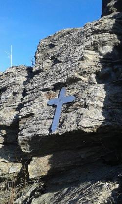 An einem bekannten Felsriegel bei Finsterau wurde ein Kreuz unerlaubterweise an einer Felswand angebracht. Foto: Nationalparkwacht
