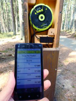 Mit einem Smartphone werden die Daten der Zählgeräte ausgelesen. Foto: Josef Štemperk/Nationalpark Šumava