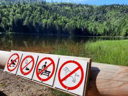 Beim Nationalparkbesuch gilt es, einige Regeln zu beachten. So ist nicht nur das Baden in den Gewässern, die im Schutzgebiet liegen, verboten, sondern auch das Wildcampen und das Anzünden von Lagerfeuern. Foto: Annette Nigl