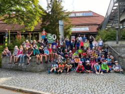 Die Spiegelauer Grundschüler beim Abschluss ihrer Kunstaktion vor dem Waldgeschichtlichen Museum St. Oswald. Foto: Huber