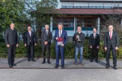 Bei der Verleihung des Niederbayerischen Gründerpreises: Landrat Sebastian Gruber (v.l.), Bezirksobmann und Vorstandsvorsitzender der Sparkasse,Stefan Proßer, Ministerialdirektor Dr. Christian Barth, Bayerisches Ministerium für Umwelt und Verbraucherschutz, Dr. Franz Leibl, Leiter der Nationalparkverwaltung Bayerischer Wald, Josef Wanninger, Nationalpark Bayerischer Wald, Roland Müller, Firmenkundenbetreuer der Sparkasse, und Dietmar Attenbrunner, Vorstandsmitglied Sparkasse. (Foto: Sparkasse)