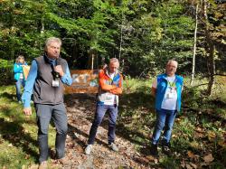 Gaben am Urwaldgebiet Mittelsteighütte den Startschuss: Dr. Franz Leibl, Leiter des Nationalparks (v.l.), Dieter Pasch, Direktor der ANL, und Staatsminister Thorsten Glauber. (Fotos: Annette Nigl / Nationalpark Bayerischer Wald)