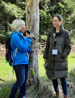 Evelin Köstler von der ANL (links) moderierte die Veranstaltung und freute sich über die Teilnahme von Natura-2000-Botschafterin Prinzessin Auguste von Bayern.