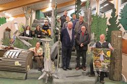 Bei der Premiere im Hans-Eisenmann-Haus ließ es sich Regisseur Dieter Schumann nicht nehmen, ein Gruppenbild mit allen anwesenden Beteiligten am Film zu machen. Foto: Gregor Wolf/Nationalpark Bayerischer Wald