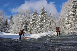 Aufwendig werden die Volieren im Tier-Freigelände bei Neuschönau vom Schnee befreit. Foto: Gregor Wolf