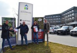 Bei der Gutschein-Übergabe: Florian Habenberger (Betriebsratsvorsitzender der Kliniken), Jochen Stieglmeier (Nationalpark-Partner), Christian Freund (stellvertretende Personalleitung der Kliniken) und Marcus Plaschke (Kliniken-Geschäftsführer). Foto: Kliniken Am Goldenen Steig gGmbH