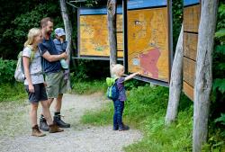 Über 4600 Infrastrukturelemente wie Infotafeln befinden sich im Nationalpark. Foto: Daniela Blöchinger