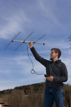 Mit Hilfe einer Antenne sucht Dr. Christian Fiderer nach besenderten Wildschweinen.