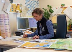 Um das Musterbuch kümmert sich im Nationalpark Bärbel Sagmeister. (Foto: NPV BW)