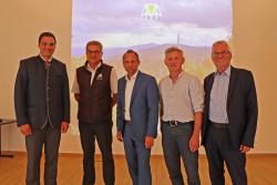 Gruppenbild zum Abschluss der Fachbeiratssitzung: Freyung-Grafenaus Landrat Sebastian Gruber (von links), Nationalparkleiter Dr. Franz Leibl, Staatsminister Thorsten Glauber, Hausherr Bürgermeister Alfons Schinabeck und Herbert Schreiner, Vertreter des Landkreises Regen.