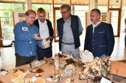 Eröffneten die Ausstellung:  Michael Herzog, Bürgermeister von Bayerisch Eisenstein (v.r.), Nationalparkleiter Dr. Franz Leibl, Jens Schlüter, dritter Bürgermeister von Zwiesel, und Organisator Peter Karasch. (Foto: Sven Bauer)