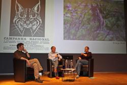 Prof. Dr. Marco Heurich (links) und Prof. Dr. Bernhard Malkmus (rechts) diskutierten am Ende ihres Doppelvortrags noch mit Achim Klein, Leiter vom Haus zur Wildnis.