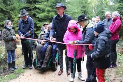 Schüler des heilpädagogischen Förderzentrums der Lebenshilfe Regen eröffneten zusammen mit Ministerialdirektor Dr. Christian Barth (Mitte), mit Nationalparkleiter Dr. Franz Leibl (v.l.), mit Günther Sellmayer und mit der stellvertretenden Landrätin Helga Weinberger den barrierearmen Rundweg „Libelle“. (Foto: Nationalpark Bayerischer Wald)