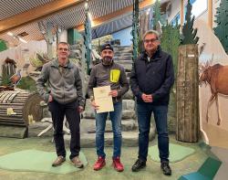 Die letzte Personalversammlung 2022 nutzten Nationalparkleiter Dr. Franz Leibl (r.) und Personalratsvorsitzender Hans Höcker (l.) auch für Ehrungen langjähriger Mitarbeiter.