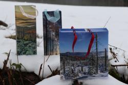Mit ein paar geschickten Handgriffen werden aus alten Kalenderblättern schöne Geschenktüten. (Foto: Nationalpark Bayerischer Wald)
