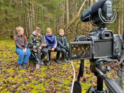 Die Kinder der Grundschule Lindberg beim Dreh der aktuellen Folge vom Nationalpark Dingsbums.