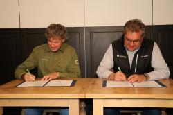 Christoph Promberger und Dr. Franz Leibl, Leiter des Nationalparks, bei der Unterzeichnung der Kooperationsvereinbarung. (Foto: NPV)