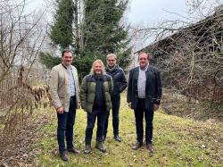 Wollen die hervorragende Zusammenarbeit auch in Zukunft stärken (v. l.): Landrat Sebastian Gruber, Pavel Hubený, Leiter des Nationalparks Šumava, Dr. Franz Leibl, Leiter des Nationalparks Bayerischer Wald und Michael Segl, 2. Bürgermeister der Gemeinde Neuschönau. (Foto: Nationalpark Bayerischer Wald)