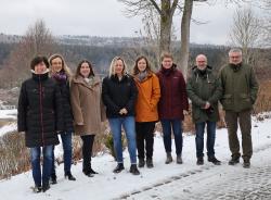 Die Mitglieder der Arbeitsgruppe freuen sich auf den regelmäßigen Austausch: Karin Fuchs (v.l.), Sabine Lemberger, Theresa Resch, Stefanie Ranzinger (FNBW), Julia Zink und Teresa Schreib (Nationalparkverwaltung Bayerischer Wald), Robert Kürzinger (Geschäftsführer FNBW) und Kurt Joachimsthaler (FNBW). (Foto: FNBW)