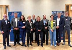 Bei der Feierstunde in Berlin mit Bundesumweltministerin Steffi Lemke (5.v.r.) stellte unter anderem Nationalparkleiter Dr. Franz Leibl (2.v.l.) den Nationalpark Bayersicher Wald vor. Foto: Nationalpark Bayerischer Wald