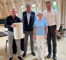 Einen Sitzhocker aus Holz für Pausen bei der Gartenarbeit erhielt der scheidende Leiter des Nationalparks Bayerischer Wald, Dr. Franz Leibl (2. von links), aus den Händen von Freyung-Grafenaus Landrat Sebastian Gruber (von rechts), Vorsitzender des Kommunalen Nationalparkausschusses, dessen Stellvertreterin im Ausschuss Regens Landrätin Rita Röhrl und dem Gastgeber Neuschönaus Bürgermeister Alfons Schinabeck (links).