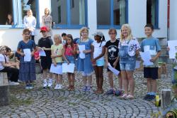 Die Kinder der dritten Klassen umrahmten die Feierstunde mit dem Lied "Karl der Käfer" und trugen Texte zum Thema Totholz vor.