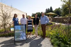 Zum Auftakt trafen sich Katrin Wachter (Nationalparkpartner), Robert Kürzinger (Geschäftsführer FNBW), Bärbel Benkenstein-Matschiner (Landesgartenschau Freyung), Ursula Schuster (Geschäftsführerin Nationalpark Bayerischer Wald) und Jochen Stiegelmeier (Nationalparkpartner) vor dem Umweltpavillon.