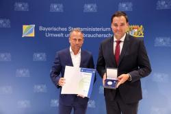 Bayerns Umweltminister Thorsten Glauber verlieh Landrat Sebastian Gruber die Bayerische Staatsmedaille für besondere Verdienste um die Umwelt. Foto: Bayerisches Staatsministerium für Umwelt und Verbraucherschutz.