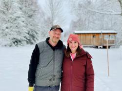 Julia und Steffen Lorenz betreiben das "Anderswo Camp" in Finsterau. Fotos: Anderswo Camp