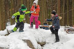 Winterliches Kinder-Programm im wilden Wald.
