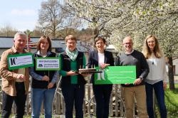 Zum Firmenjubiläum überreicht der Nationalpark Bayerischer Wald eine Geburtstagstorte (v.l.): 1. Bürgermeister der Mitgliedsgemeinde Neuschönau und stellvertretender Aufsichtsratsvorsitzender der FNBW Alfons Schinabeck, Elke Ohland, Teresa Schreib beide vom Nationalpark Bayerischer Wald, sowie Nationalparkleiterin Ursula Schuster und Geschäftsführer der Ferienregion Robert Kürzinger sowie stellvertretende Geschäftsführerin Sabine Lemberger. (Foto: Lisa Schuster / FNBW)