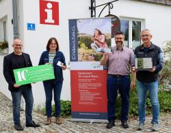 Robert Kürzinger, Elke Ohland, Alois Grobauer und Josef Wanninger präsentieren das neue Erlebnisangebot. Foto: FNBW/Lisa Schuster