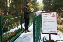 Johannes Dick bei der Bestandsdokumentation – mit Behelfsbrücke.